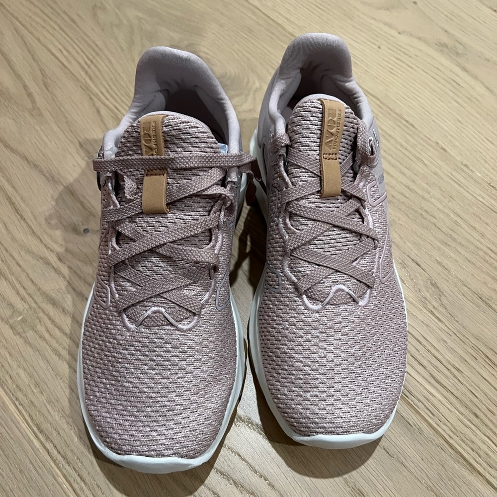 New with tags! Women’s new balance sneaker in size 7.